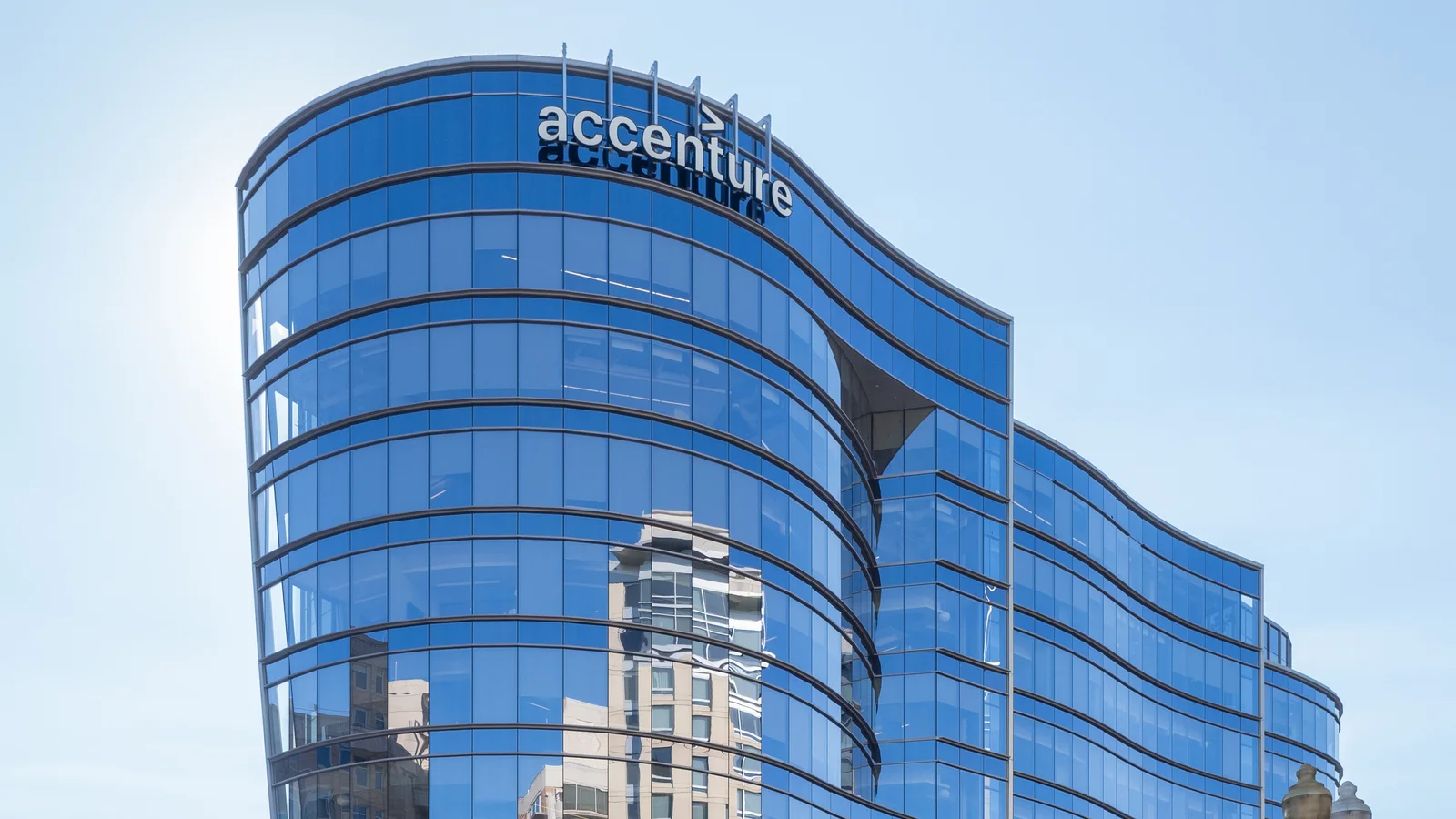 Accenture-logo på en buet glassfasade i Arlington, Virginia.