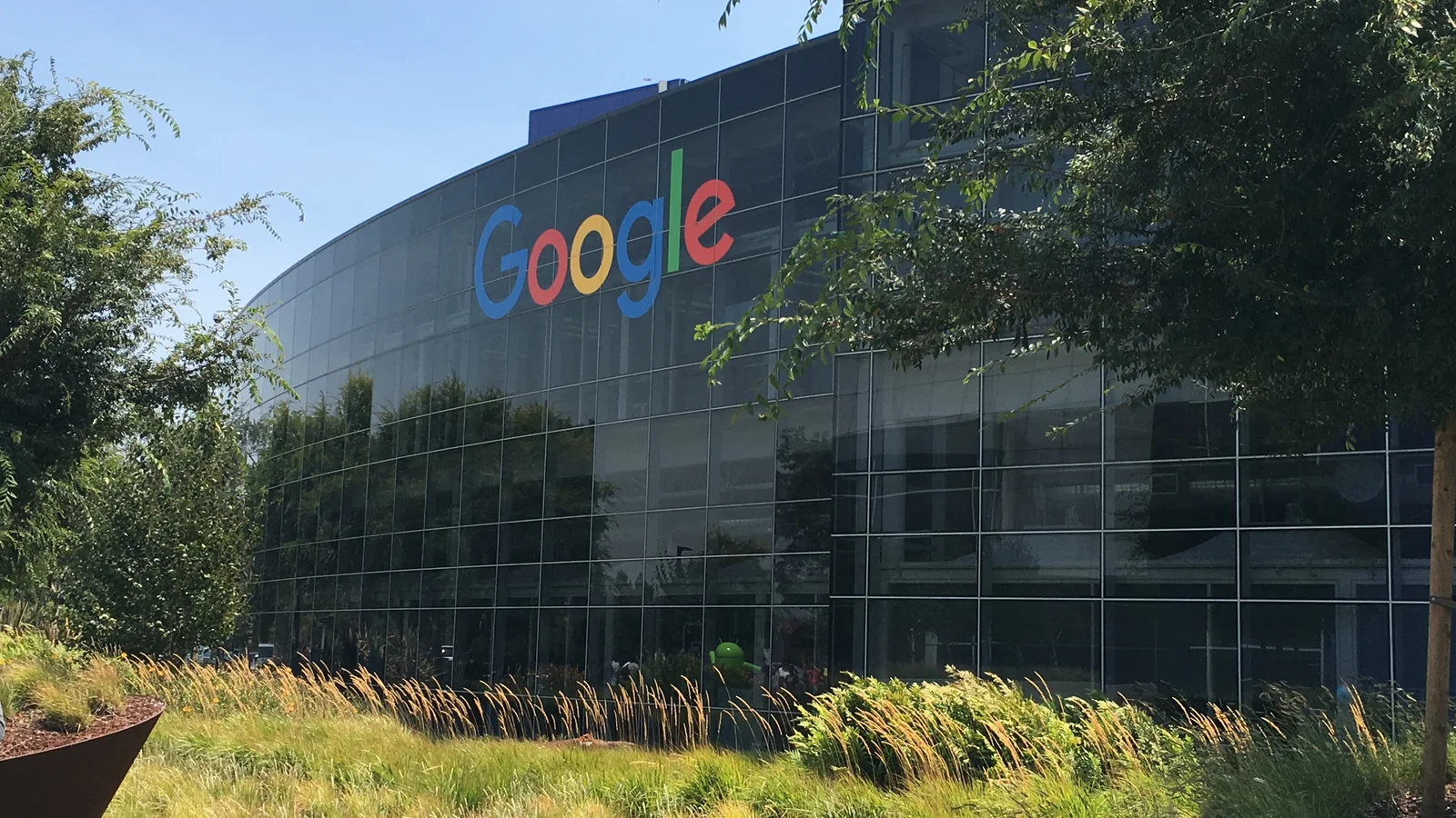 Google-skilt på fasaden til et kontorbygg ved Googleplex.