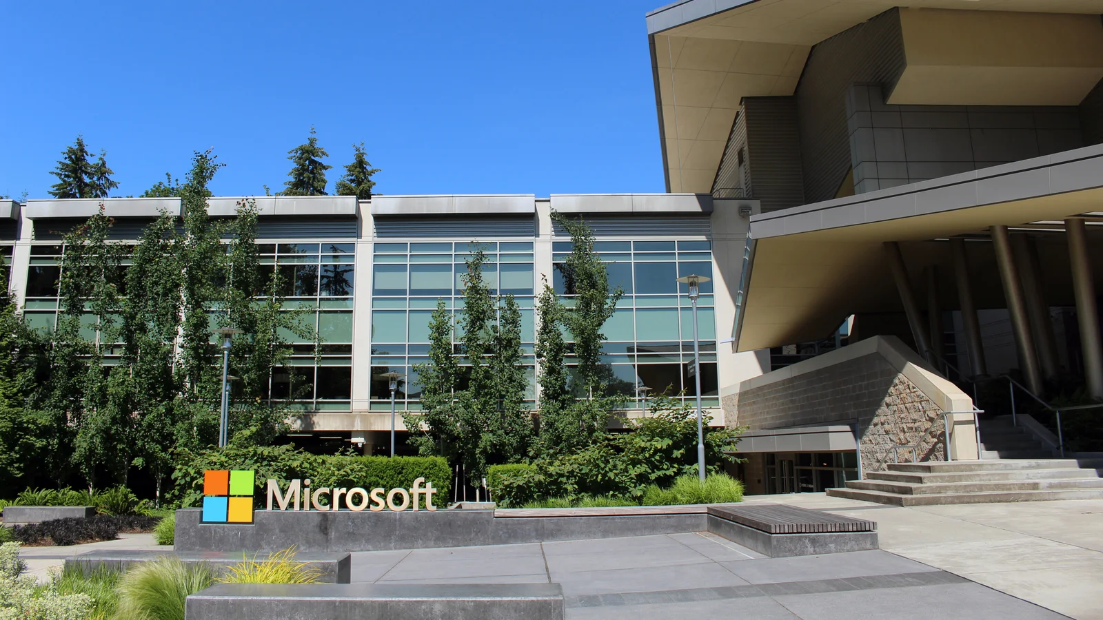 Microsoft-skilt foran bygg 92 på selskapets kontorområde i Redmond.